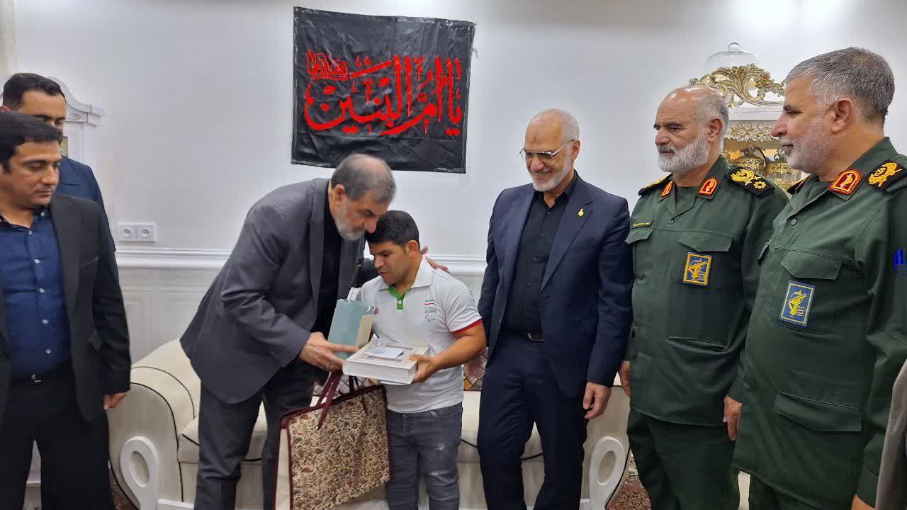 حضور استاندار و عضو مجمع تشخیص مصلحت نظام در خانه