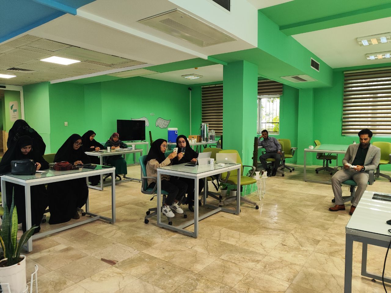 فعالیت های علمی و شغلی با رعایت حرمتها موجب پیشرفت بانوان در عرصه های مختلف می شود