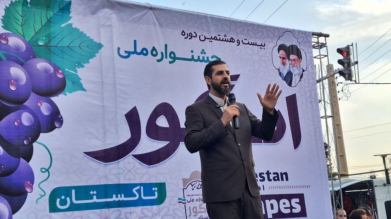 جشن و شادی در خیابان انگور با جشنواره انگور تاکستان