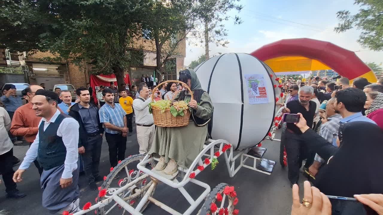 جشن و شادی در خیابان انگور با جشنواره انگور تاکستان