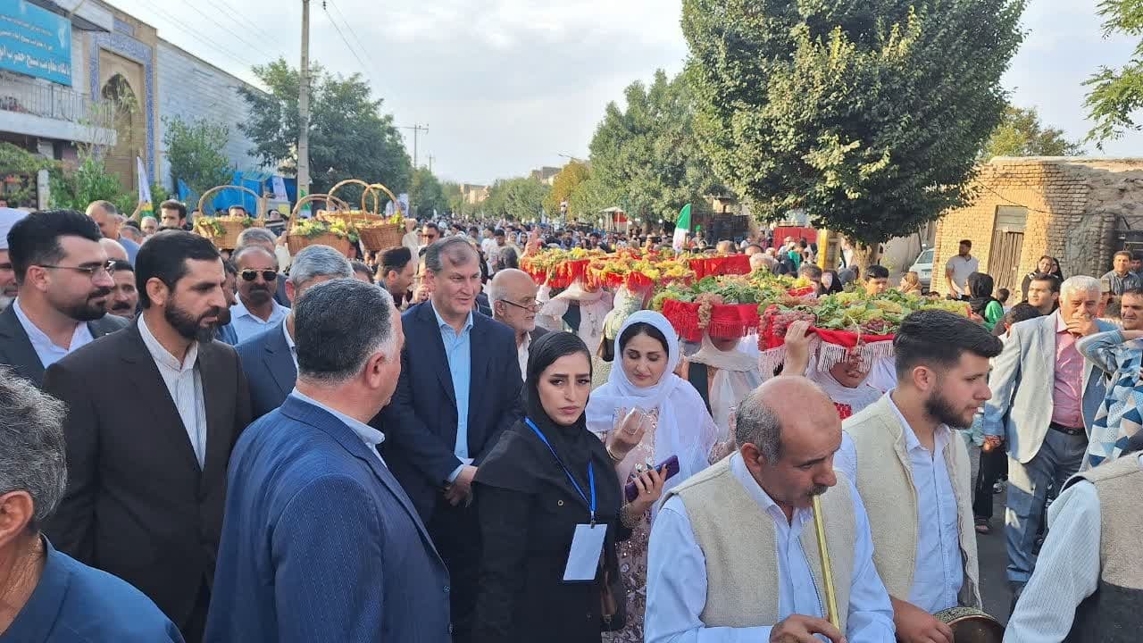 جشن و شادی در خیابان انگور با جشنواره انگور تاکستان