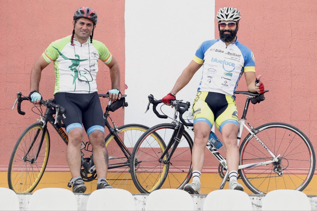 حضور جالب پدر بازیکن پرسپولیس با دوچرخه در محل بازی + عکس