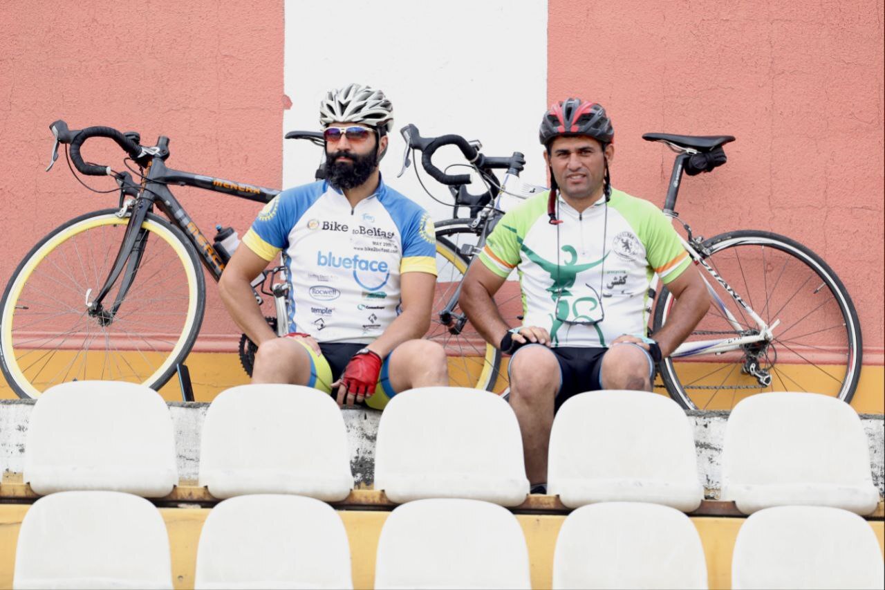 حضور جالب پدر بازیکن پرسپولیس با دوچرخه در محل بازی + عکس