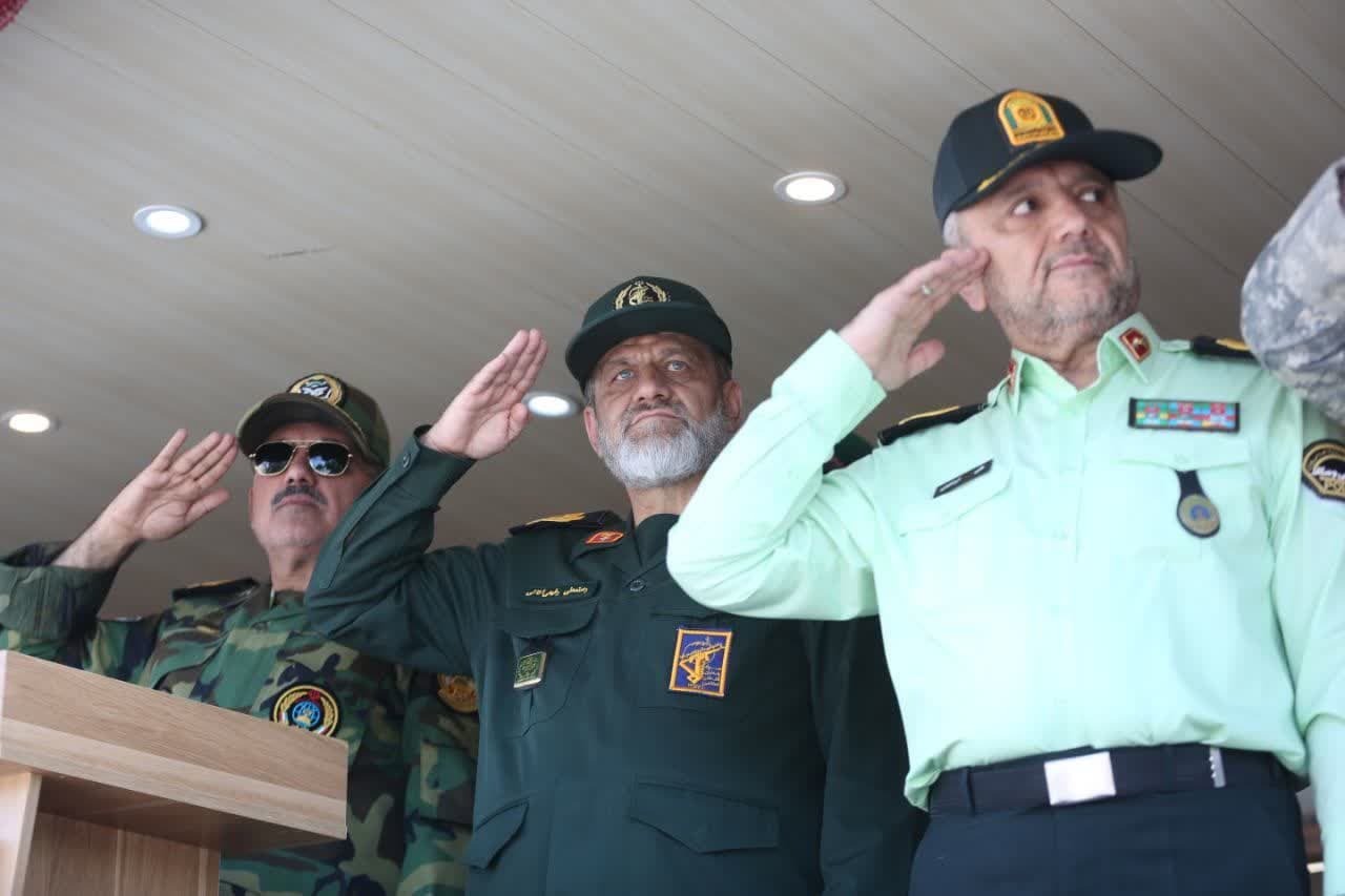 همزمان با آغاز هفته دفاع مقدس رژه مقتدرانه نیروهای مسلح در قزوین برگزار شد