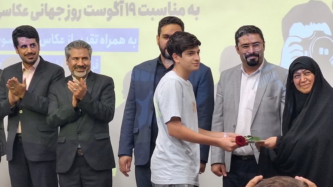 تجلیل از هنرمندان بی صدا/ عکاسان خبری قزوین تجلیل شدند