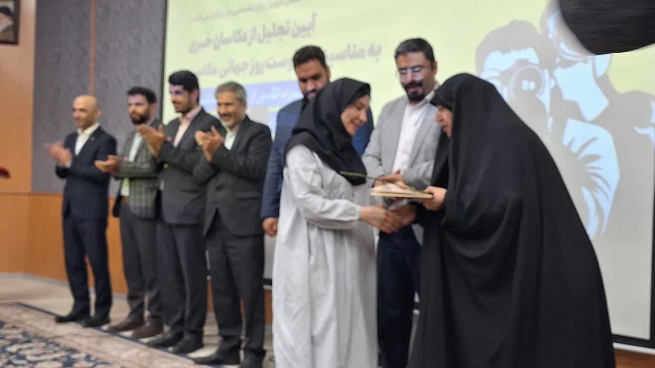 تجلیل از هنرمندان بی صدا/ عکاسان خبری قزوین تجلیل شدند