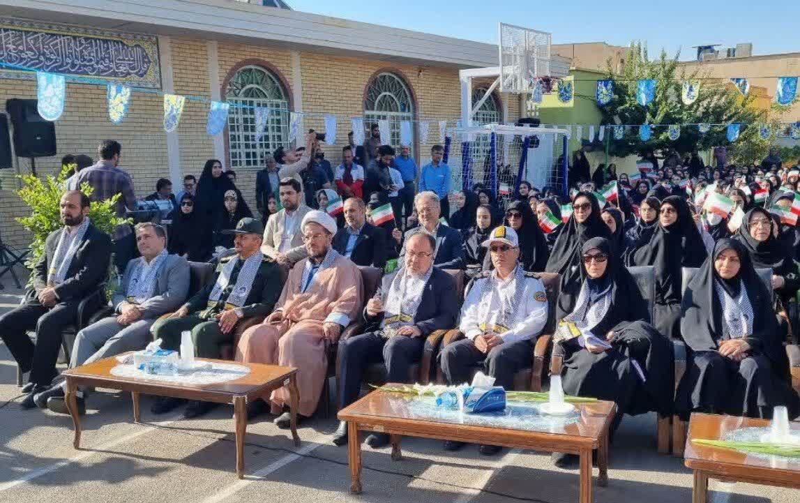 با کسب علم و دانش باید بدنبال کرامت انسانی باشیم با کسب علم و دانش باید بدنبال کرامت انسانی باشیم