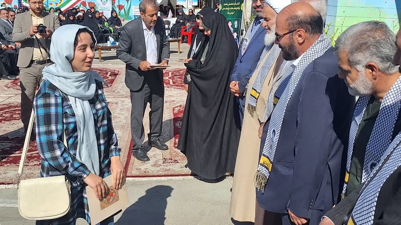 با کسب علم و دانش باید بدنبال کرامت انسانی باشیم با کسب علم و دانش باید بدنبال کرامت انسانی باشیم