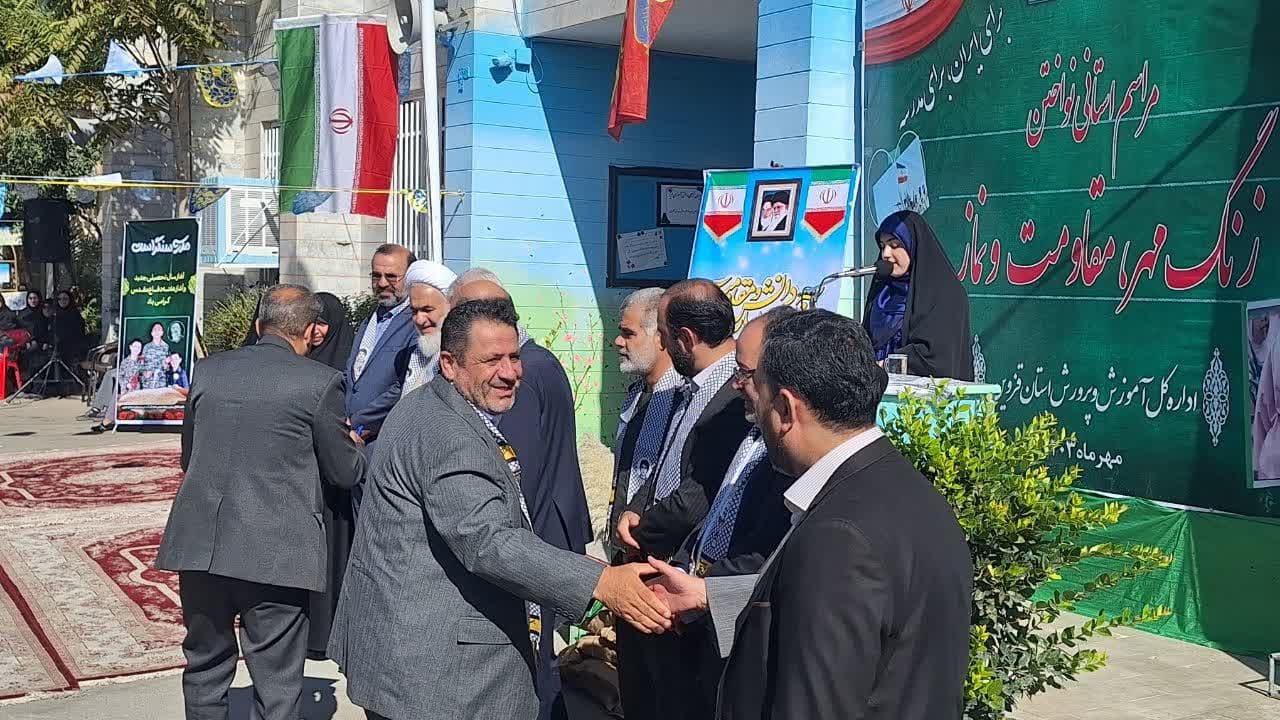 در مقابل معلمان پرتلاش و دلسوز خود سرتعطیم فرود می آوریم 