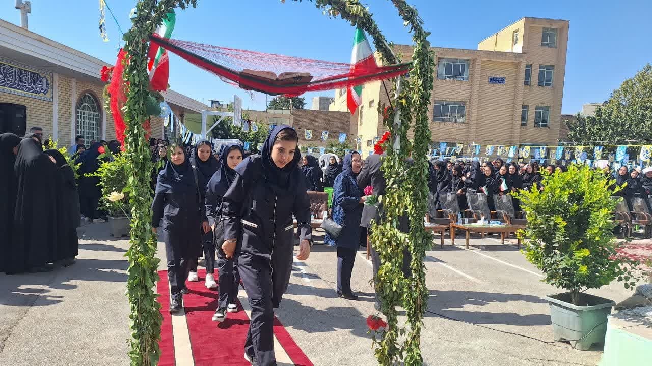 در مقابل معلمان پرتلاش و دلسوز خود سرتعطیم فرود می آوریم 