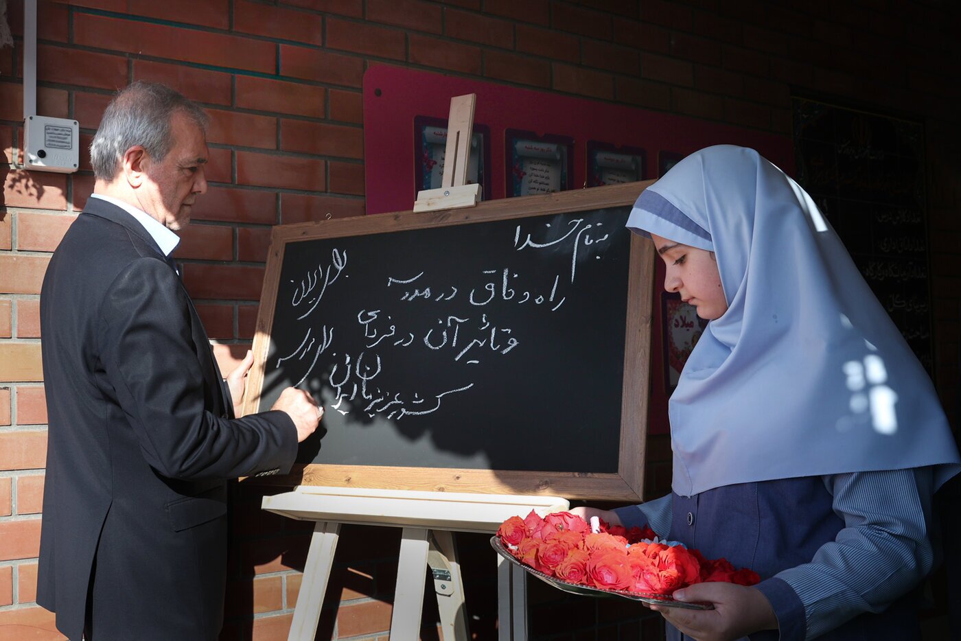 پزشکیان امروز روی تخته سیاه مدرسه دخترانه چه نوشت؟ + عکس پزشکیان امروز روی تخته سیاه مدرسه دخترانه چه نوشت؟ + عکس