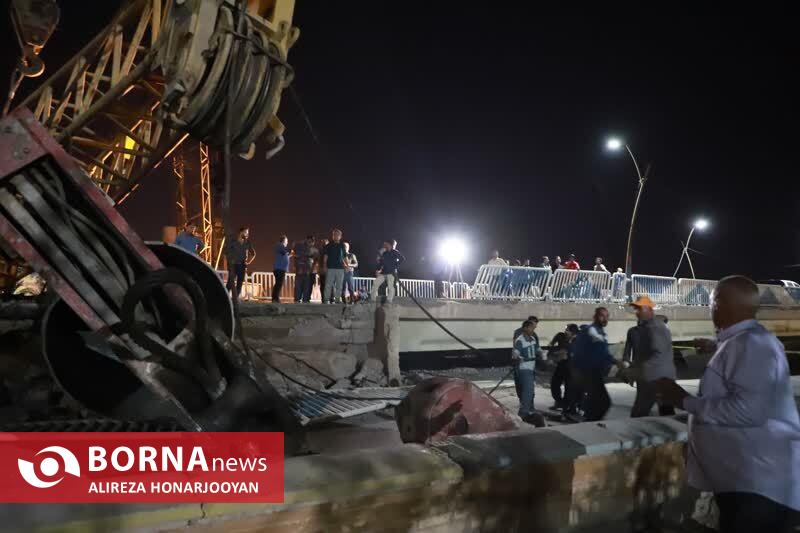 سقوط بوم جرثقیل عملیاتی پل جدید خرمشهر بر روی پل قدیم