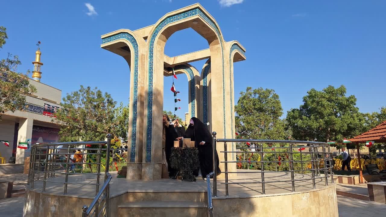 عزت و عظمت و اقتدار ایران اسلامی مدیون خون شهداست عزت و عظمت و اقتدار ایران اسلامی مدیون خون شهداست