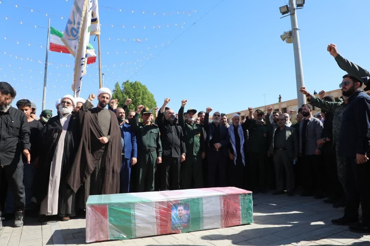 مراسم وداع و خاکسپاری پیکر مطهر شهید مدافع حرم در خرمشهر برگزار شد