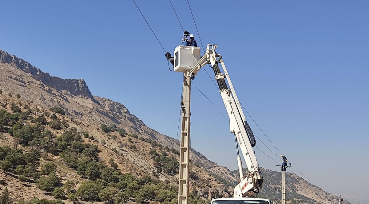 تعمیر خطوط برق فشار متوسط روستای کاکان در شهرستان بویراحمد