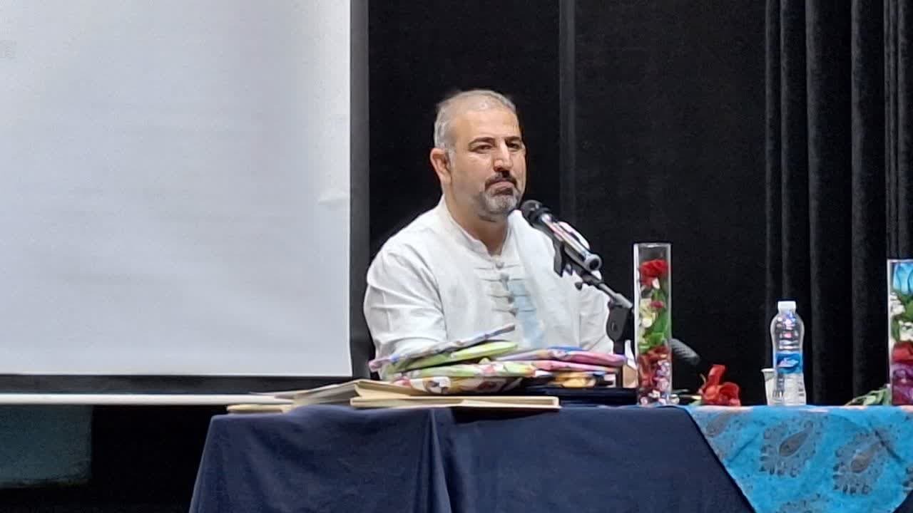 حافظ یک منتقد اجتماعی است که در قالب طنز پیام خود را منتقل می کند حافظ یک منتقد اجتماعی است که در قالب طنز پیام خود را منتقل می کند