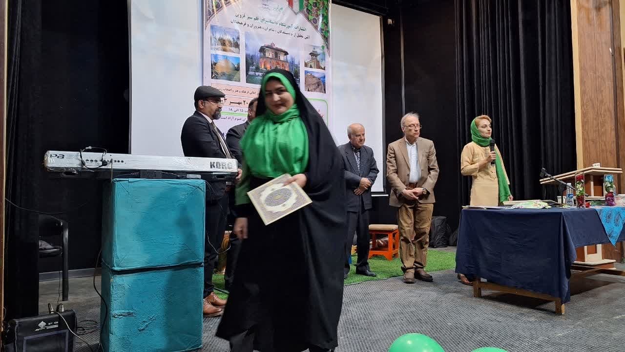 حافظ یک منتقد اجتماعی است که در قالب طنز پیام خود را منتقل می کند حافظ یک منتقد اجتماعی است که در قالب طنز پیام خود را منتقل می کند