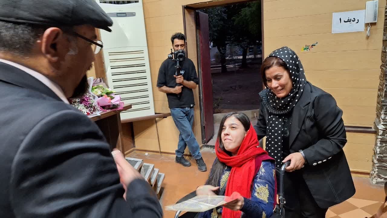 حافظ یک منتقد اجتماعی است که در قالب طنز پیام خود را منتقل می کند حافظ یک منتقد اجتماعی است که در قالب طنز پیام خود را منتقل می کند