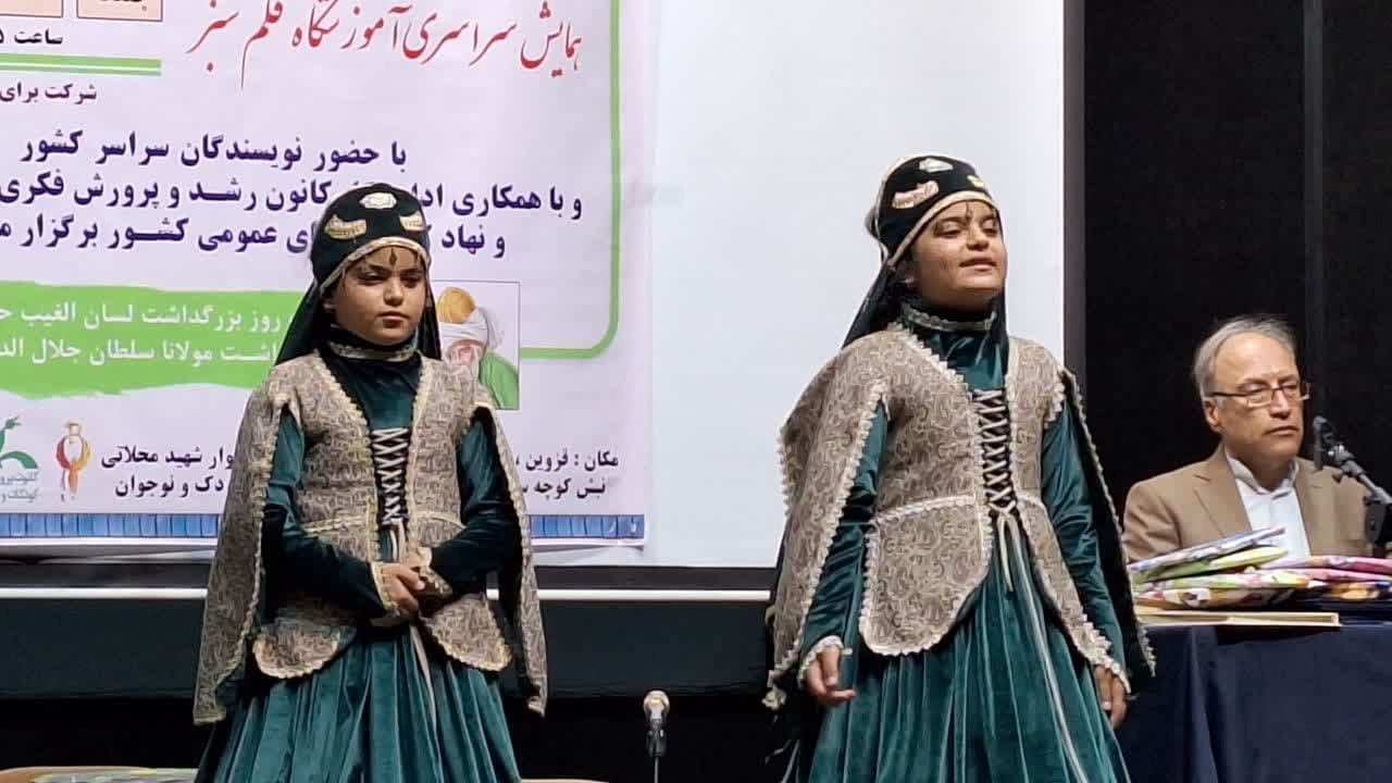 حافظ یک منتقد اجتماعی است که در قالب طنز پیام خود را منتقل می کند حافظ یک منتقد اجتماعی است که در قالب طنز پیام خود را منتقل می کند