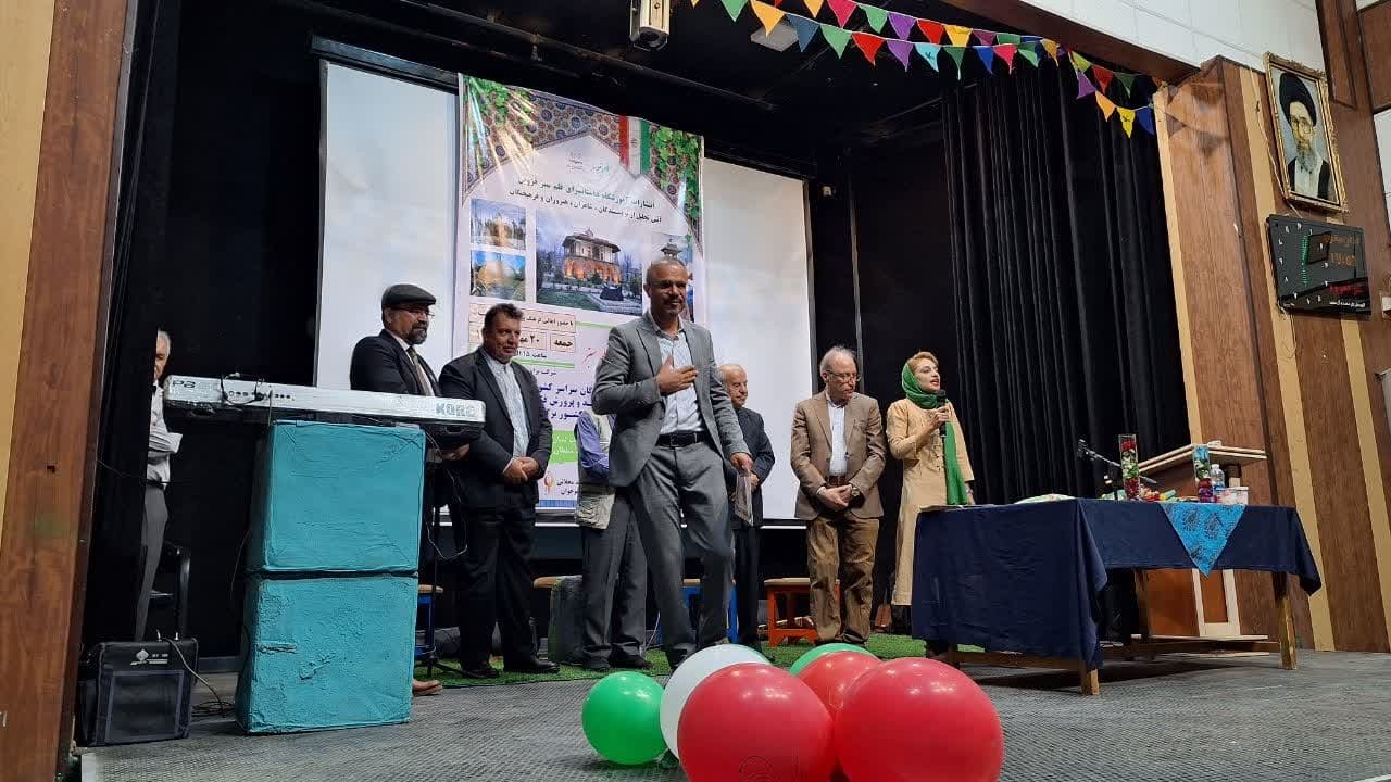 حافظ در فهم حقیقت ممتاز بود و غزل را به اوج رساند حافظ در فهم حقیقت ممتاز بود و غزل را به اوج رساند