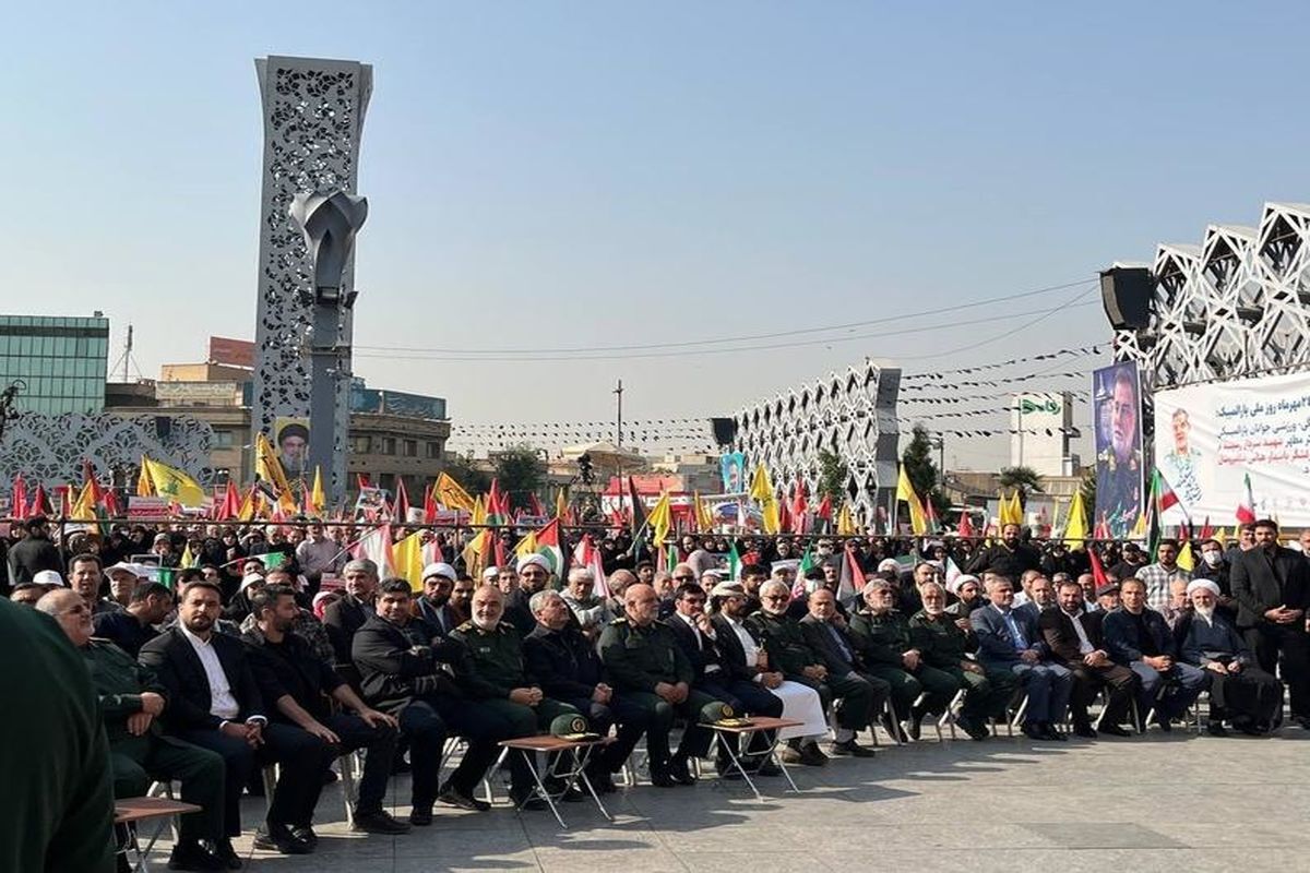 حاشیه نگاری از تشییع پیکر سردار نیلفروشان که قهرمان جبهه مقاومت و خار چشم صهیون ها بود