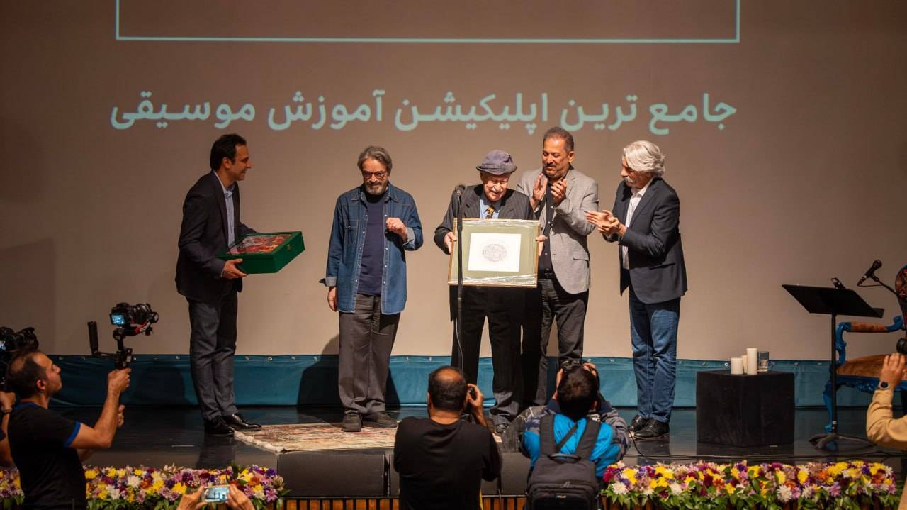 توصیه حسین علیزاده به حفظ رابطه استاد و شاگردی/ اجرای «اشتیاق» توسط علیرضا قربانی