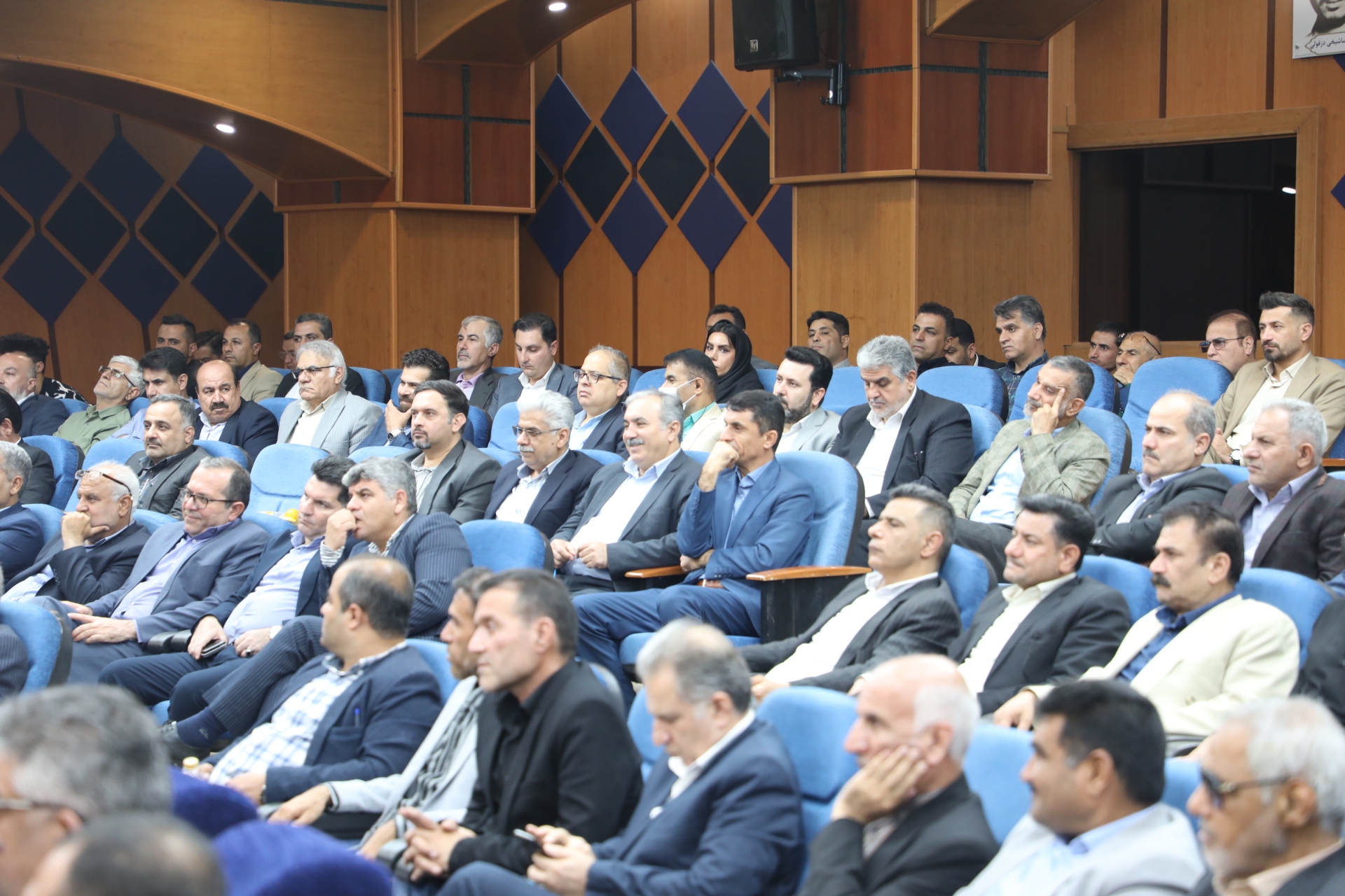 استاندار خوزستان: روابط پنهانی و جلسه های در پستو نداریم / استفاده از ظرفیت اقوام - زنان و جوانان در انتصابات