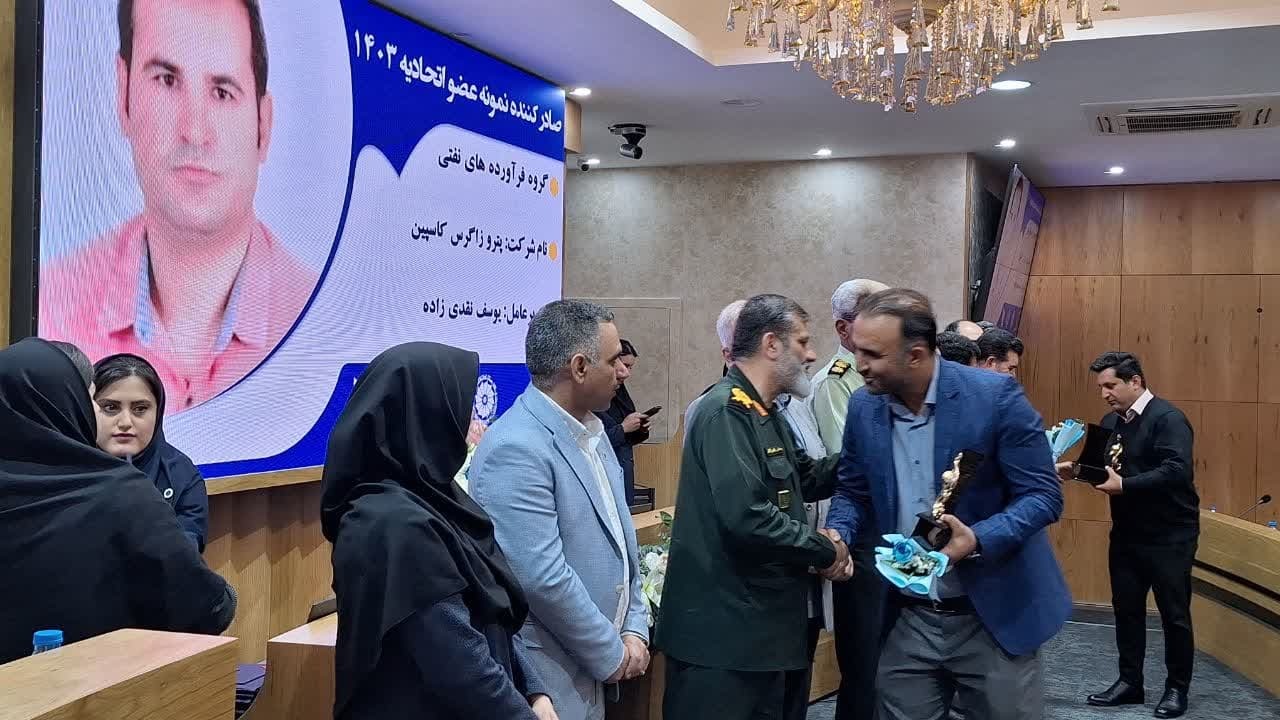 حامی تولیدکنندگان واقعی هستیم و هیچ بن بستی در امور مالیاتی فعالان اقتصادی نداریم حامی تولیدکنندگان واقعی هستیم و هیچ بن بستی در امور مالیاتی فعالان اقتصادی نداریم