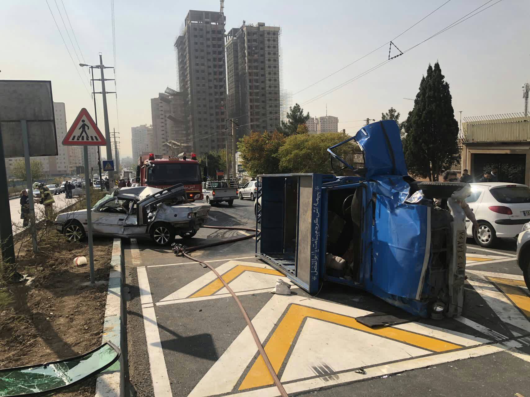 تصادف زنجیره‌ای خونین کامیون با ۱۴ خودرو در بزگراه شهید اردستانی + عکس