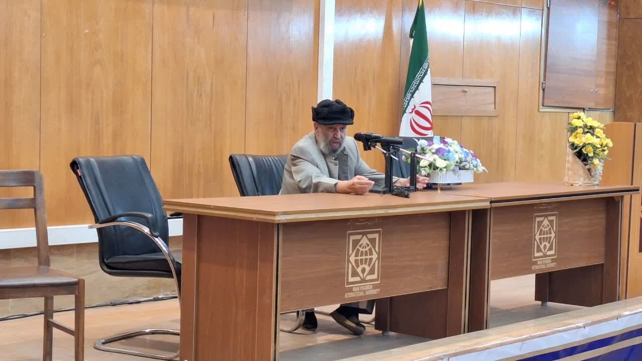 دو استاد برجسته دانشگاه بین المللی امام خمینی تجلیل شدند
