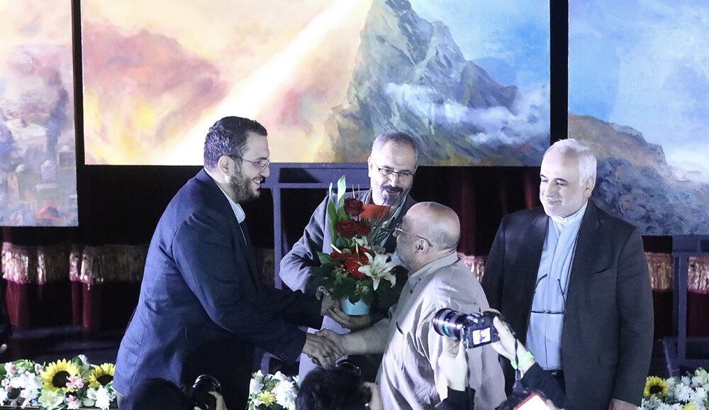 رونمایی از تابلوی «انصارالله» عبدالحمید قدیریان/ منطق قرآن هدایت با نور است