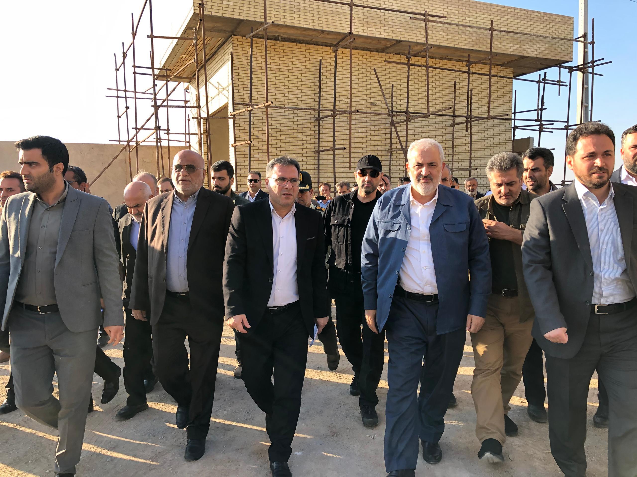 وزیر نیرو از روند احداث طرح تصفیه‌خانه فاضلاب خرمشهر بازدید کرد