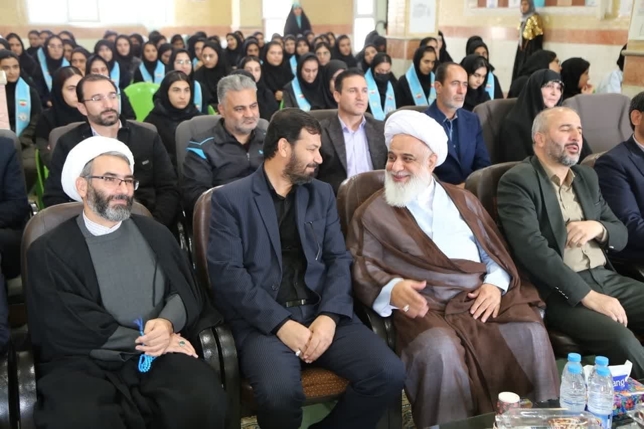 کتاب بهترین ابزار آموزشی برای انتقال دانش به دیگران است کتاب بهترین ابزار آموزشی برای انتقال دانش به دیگران است