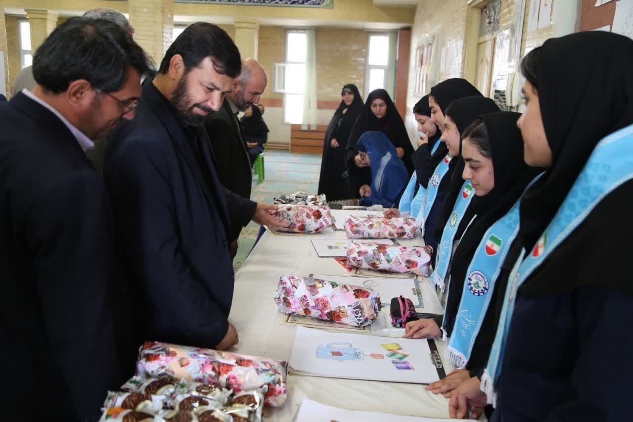 کتاب بهترین ابزار آموزشی برای انتقال دانش به دیگران است کتاب بهترین ابزار آموزشی برای انتقال دانش به دیگران است