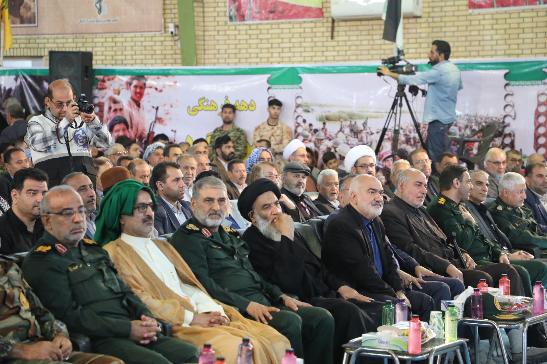 استاندار خوزستان: نقش محوری مقام معظم رهبری در جبهه‌های خوزستان / مردم دشت آزادگان و سوسنگرد شایسته بهترین خدمات هستند