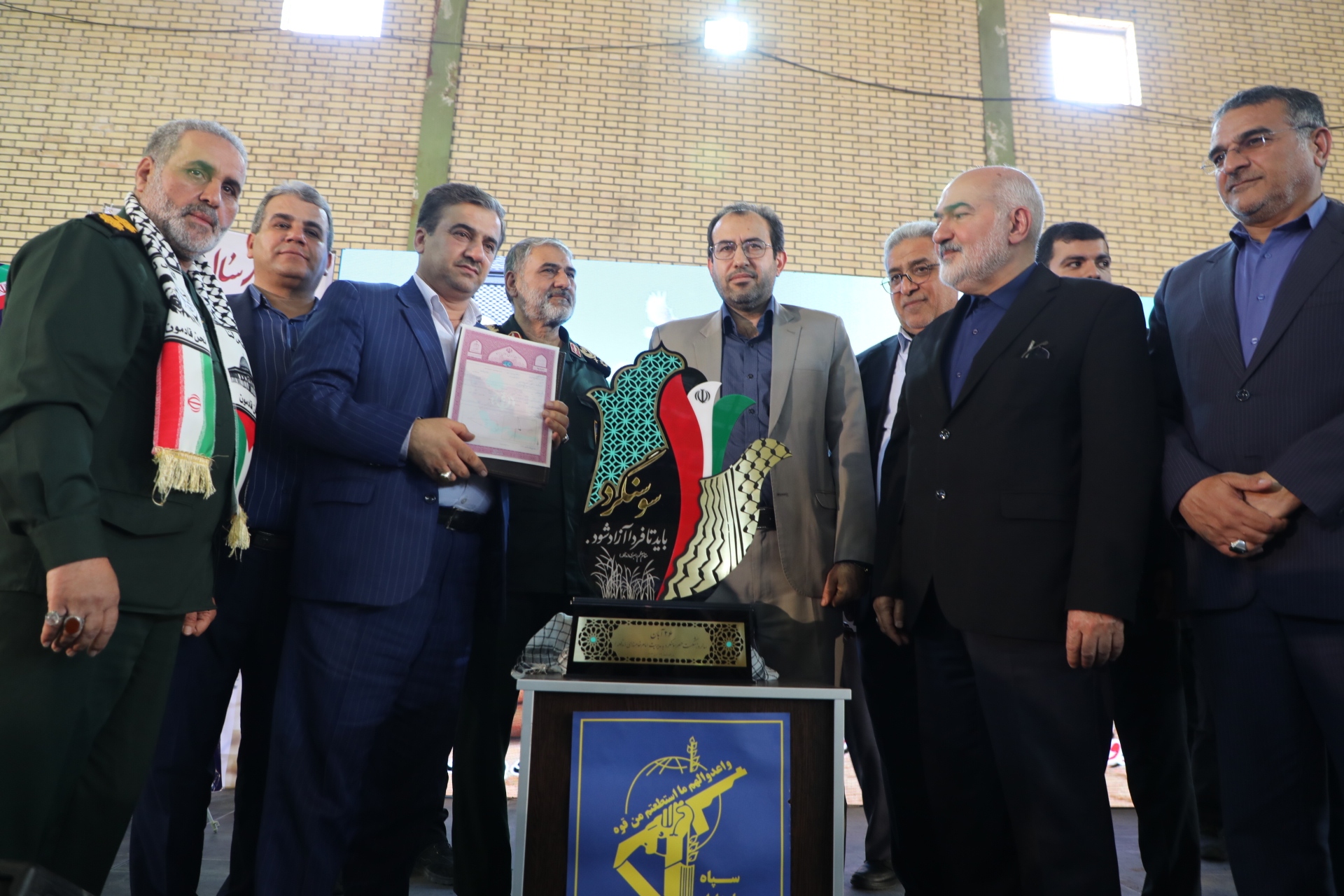 استاندار خوزستان: نقش محوری مقام معظم رهبری در جبهه‌های خوزستان / مردم دشت آزادگان و سوسنگرد شایسته بهترین خدمات هستند