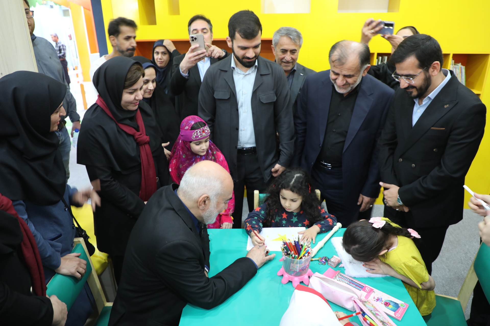 استاندار خوزستان: کتابخوانی منجر به رشد فکری و رفتاری انسان می شود / مشکل مالی و معیشتی کتابداران در حال پیگیری است