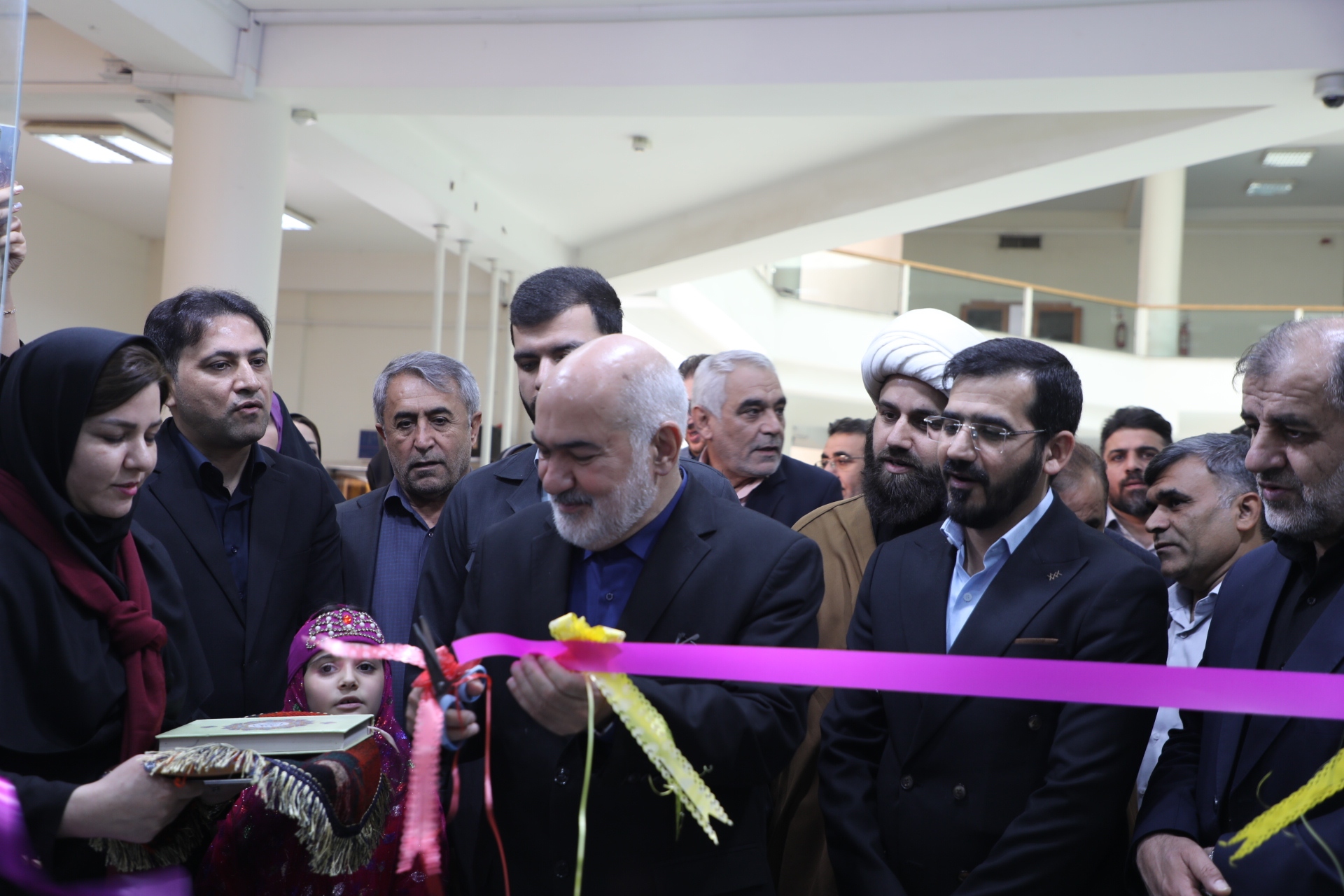 استاندار خوزستان: کتابخوانی منجر به رشد فکری و رفتاری انسان می شود / مشکل مالی و معیشتی کتابداران در حال پیگیری است