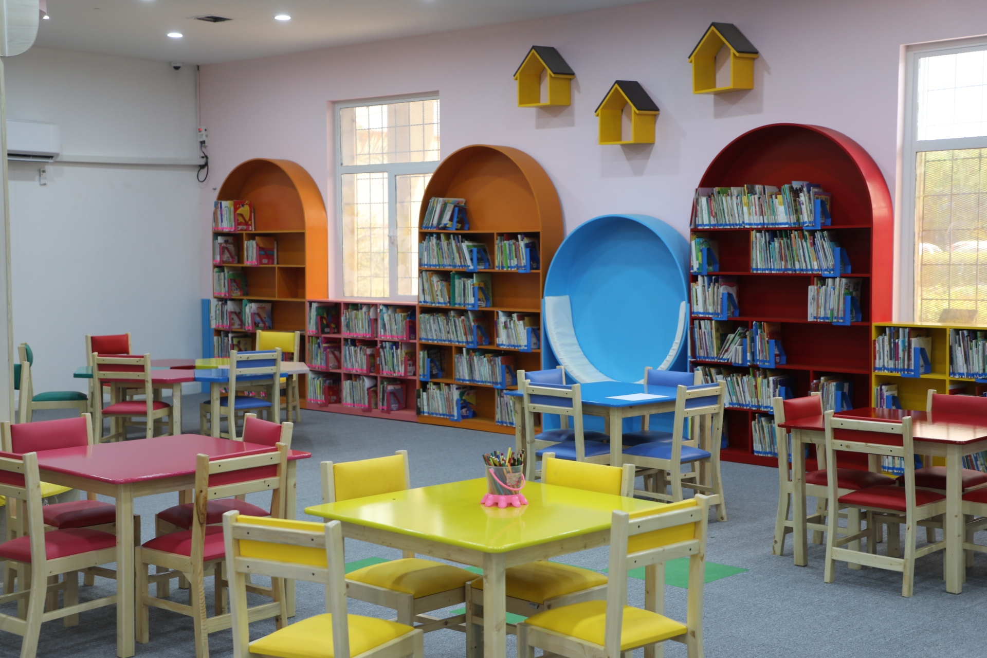 استاندار خوزستان: کتابخوانی منجر به رشد فکری و رفتاری انسان می شود / مشکل مالی و معیشتی کتابداران در حال پیگیری است