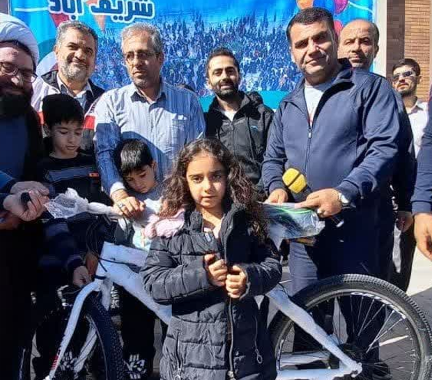 همایش بزرگ پیاده روی در شهر شریف آباد قزوین برگزار شد