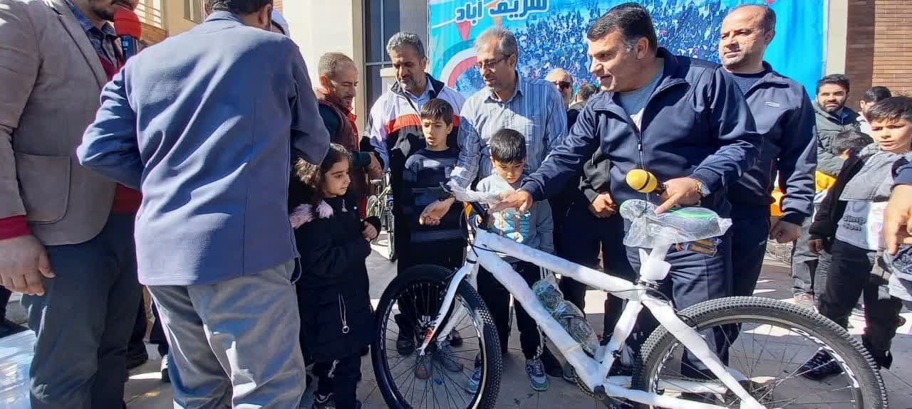 شهردار شریف آباد در راستای مسئولیت های اجتماعی عملکرد خوبی دارد