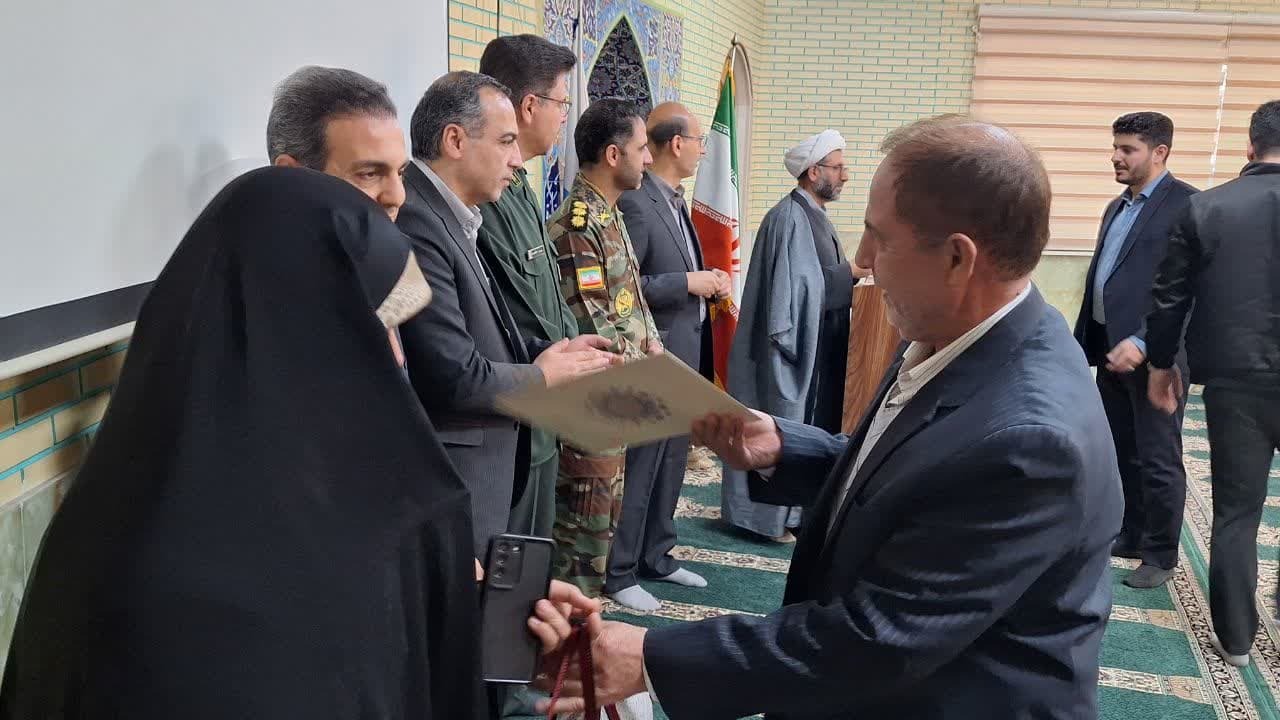 تجلیل از خانواده ایثارگران در صنعت آب و برق یک رسالت دینی و اجتماعی است