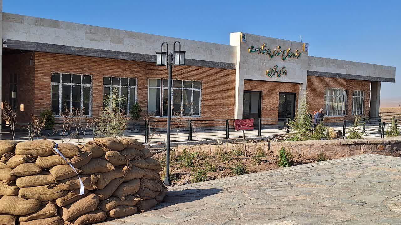 ایثار و شهادت مهمترین میراث ارزشمند ایران اسلامی است ایثار و شهادت مهمترین میراث ارزشمند ایران اسلامی است