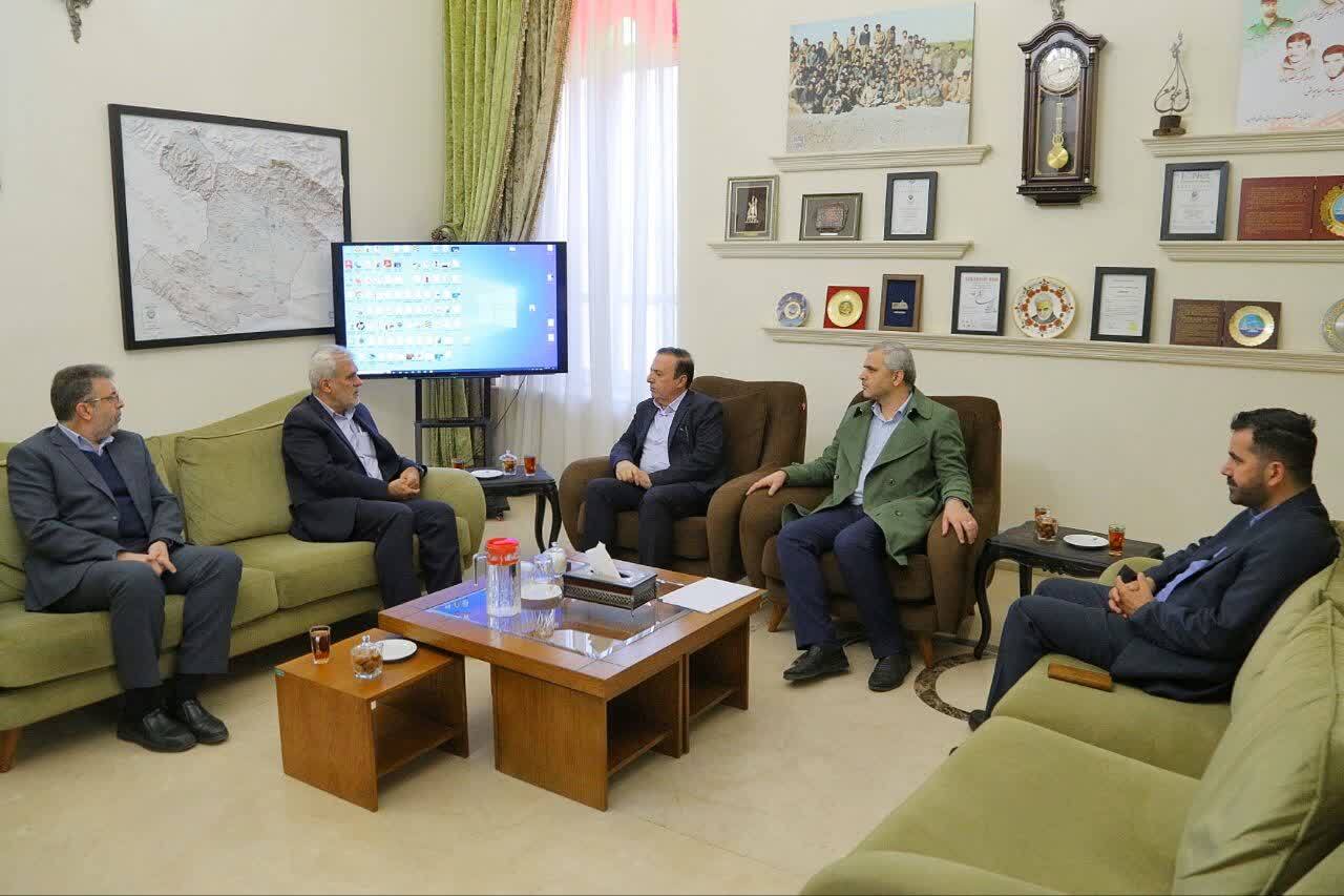 اهدای نشان شهروند قزوینی به استاندار جدید قزوین