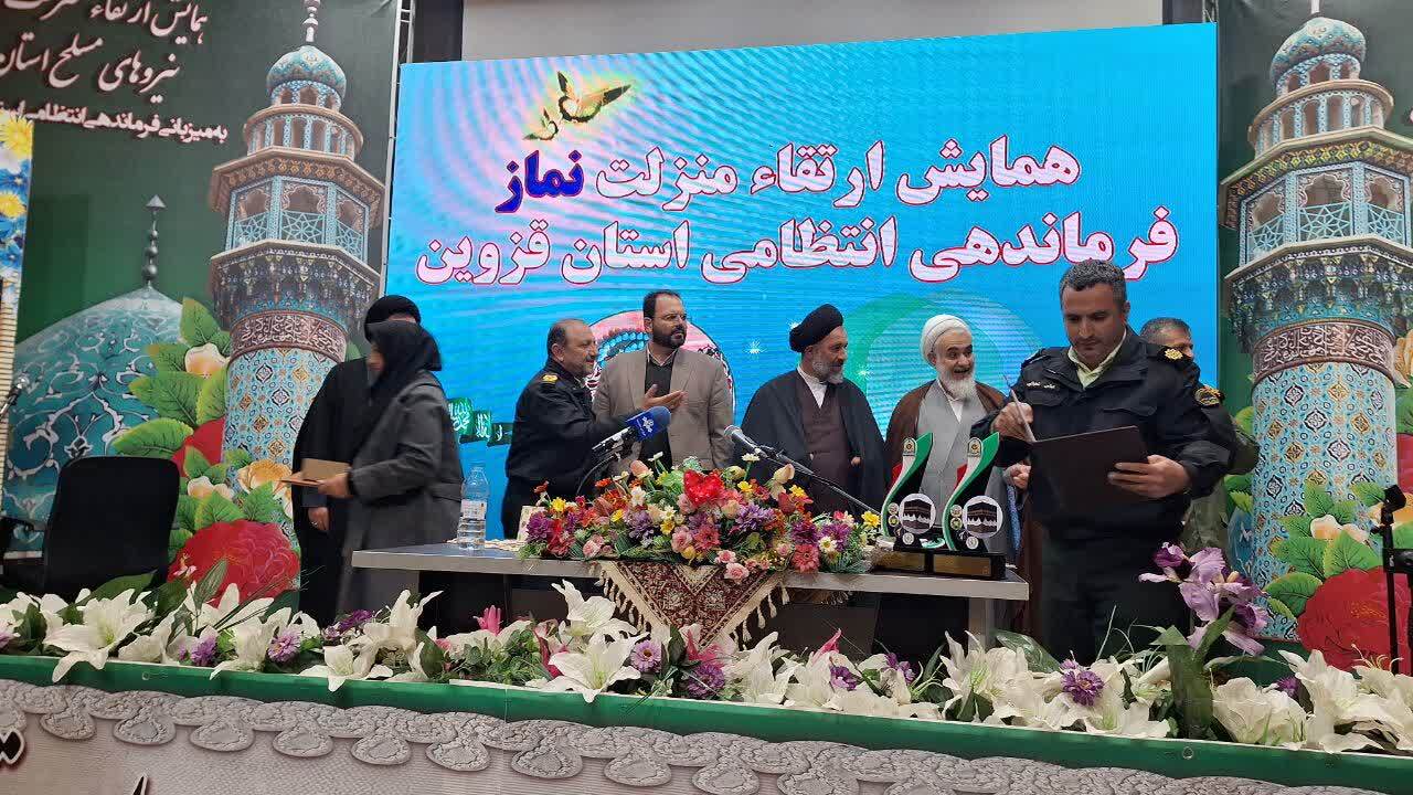 نماز واقعی انسان را از تکبر و بدیها دور کرده و به خدا نزدیک میکند نماز واقعی انسان را از تکبر و بدیها دور کرده و به خدا نزدیک میکند