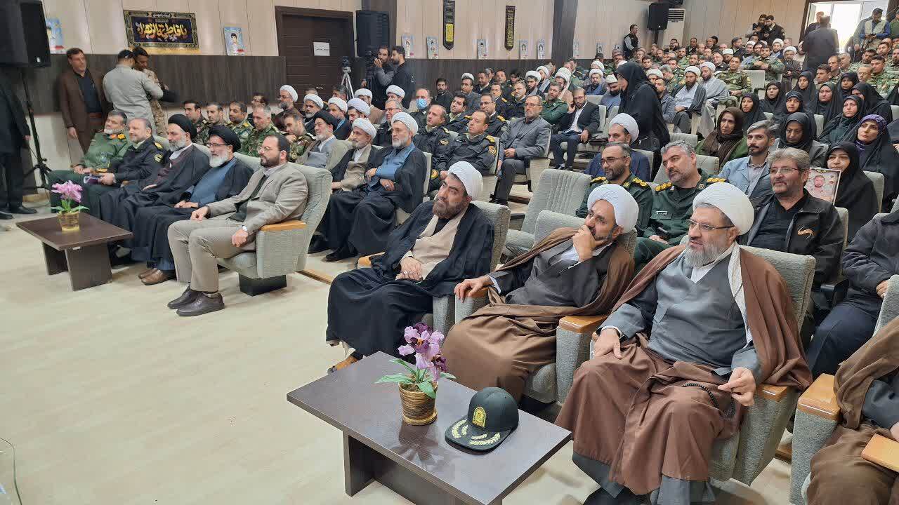 نماز واقعی انسان را از تکبر و بدیها دور کرده و به خدا نزدیک میکند نماز واقعی انسان را از تکبر و بدیها دور کرده و به خدا نزدیک میکند