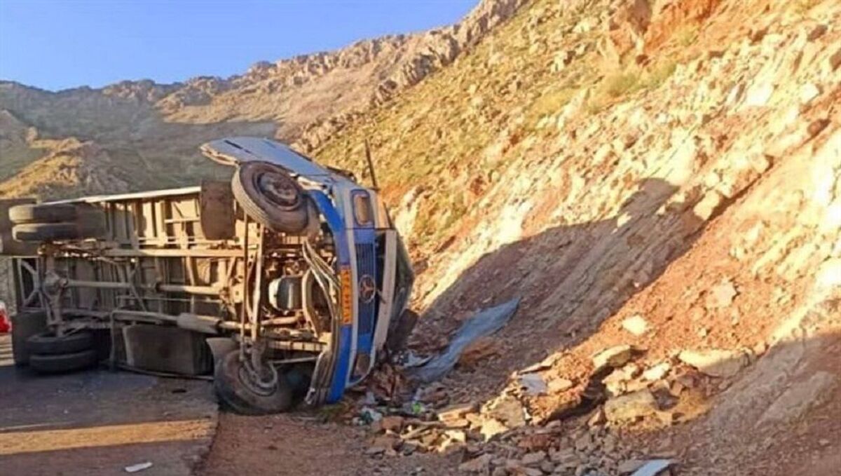 ۱۶ زخمی در سقوط مرگبار مینی بوس به دره در اتوبان خرازی تهران