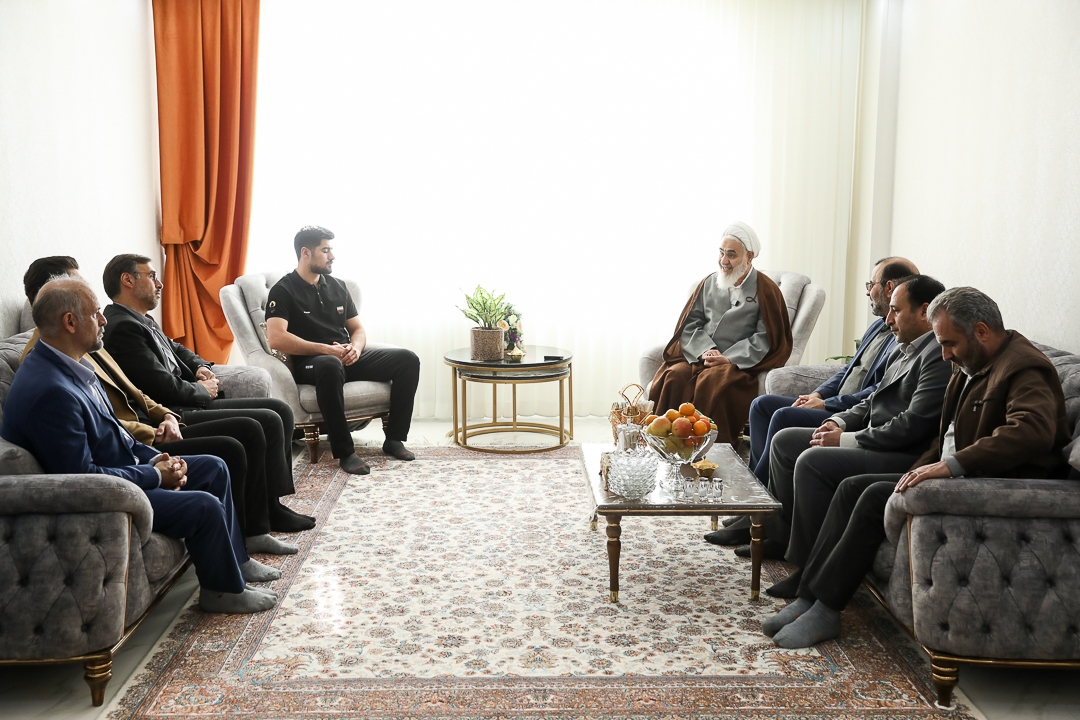 امام جمعه قزوین هدیه رهبر معظم انقلاب را به مدال‌آوران المپیکی و پارالمپیکی قزوین اهدا کرد