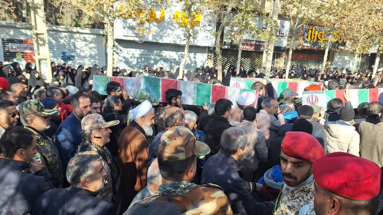 مردم قزوین شهدای گمنام را تشییع کردند مردم قزوین شهدای گمنام را تشییع کردند