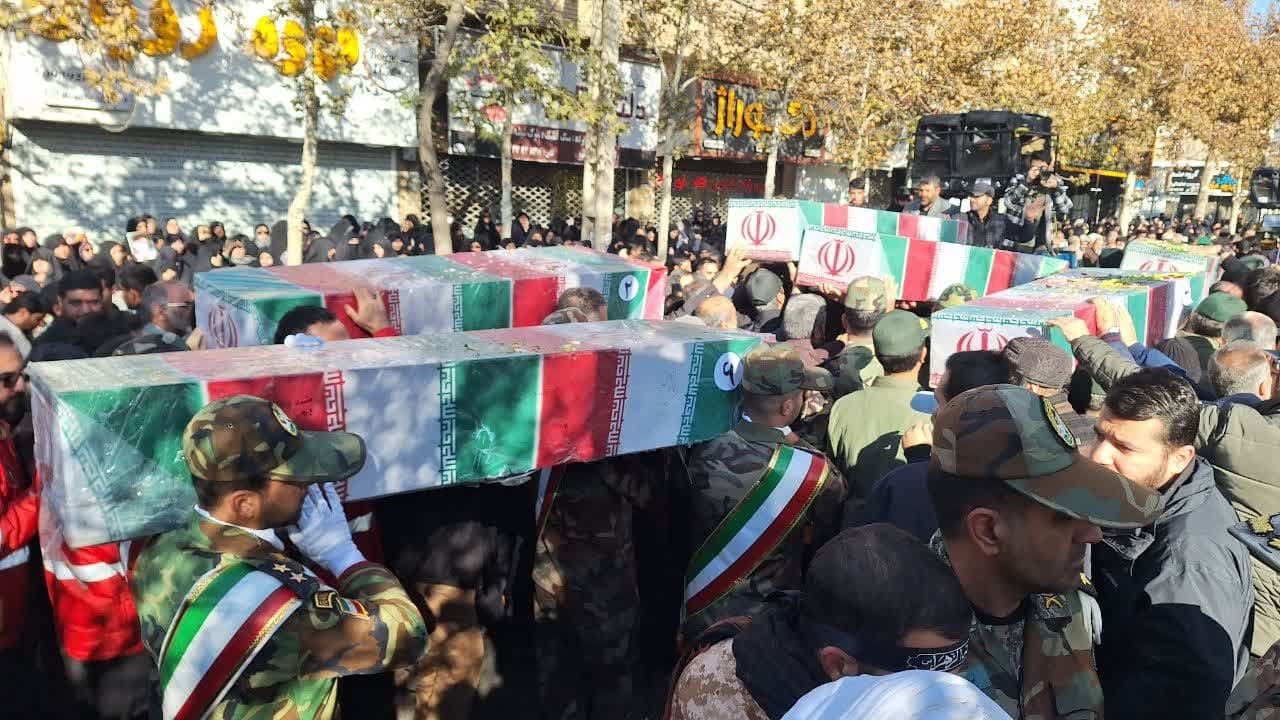 نسل جوان همراه با شهدا و ارزشهای دفاع مقدس است نسل جوان همراه با شهدا و ارزشهای دفاع مقدس است